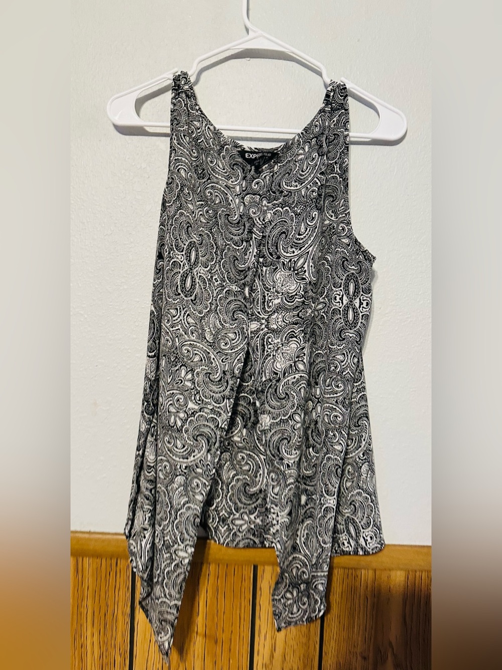 Express Black & White Paisley Sleeveless Tank Top size LARGE